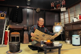 ６畳の和室に昭和４０年代の居間を再現した余田康夫さん＝丹波市市島町酒梨、余田商店