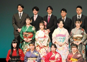 篠山東中学の同級生と記念撮影する中森俊介投手（上段左端）＝丹波篠山市北新町、田園交響ホール