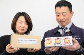 ホールインワンエッグを商品化した土肥玲子さん（左）と山本忠弘社長＝丹波市氷上町石生