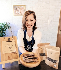 鹿肉ジャーキーと鹿肉ふりかけを製造販売する森重希美さん＝丹波篠山市