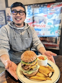 ボリュームたっぷりの「自家製ベーコンとアボカドチーズエッグバーガー」（１９８０円）。ポテトとサラダが付く＝丹波篠山市今田町下立杭