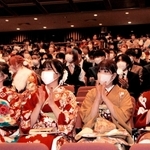 晴れ着に身を包んだ式典「二十歳のつどい」の出席者たち＝丹波市春日町黒井、春日文化ホール