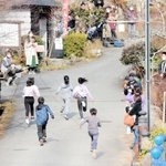 小学生らが大国寺前の坂を駆け上がる＝丹波篠山市味間奥