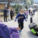 １着に輝いた渡辺矢真人君。ライバルはゴール直前で転倒した＝丹波篠山市味間奥