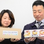 ホールインワンエッグを商品化した土肥玲子さん（左）と山本忠弘社長＝丹波市氷上町石生