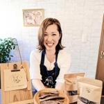 鹿肉ジャーキーと鹿肉ふりかけを製造販売する森重希美さん＝丹波篠山市