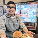 ボリュームたっぷりの「自家製ベーコンとアボカドチーズエッグバーガー」（１９８０円）。ポテトとサラダが付く＝丹波篠山市今田町下立杭