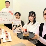 丹波大納言小豆をＰＲするため、ケーキ開発やリーフレットを作成した武庫川女子大学の学生と教授ら＝丹波市柏原町母坪