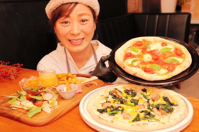 季節の野菜を使った前菜やピザが味わえるランチと店主の宮田知恵子さん＝丹波市春日町野上野
