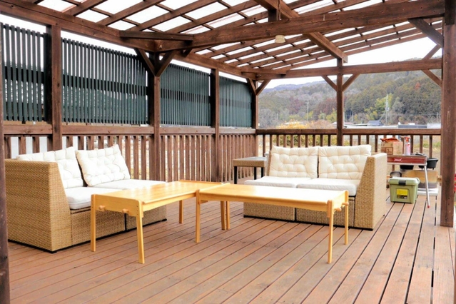 開放感のあるウッドデッキ。ＢＢＱはもちろん、ゆったりと景色を眺めて時間を過ごすこともできる＝丹波篠山市園田分