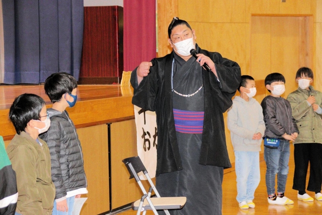 児童の質問に答える千代栄関＝丹波市春日町多利、春日部小学校
