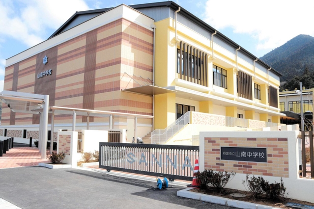 ４月に開校する丹波市立和田、山南両中学校の統合校「山南中学校」の校舎＝丹波市山南町谷川