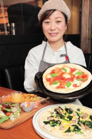 丹波市産の野菜が味わえる特製ピザを提供する店主の宮田知恵子さん＝丹波市春日町野上野