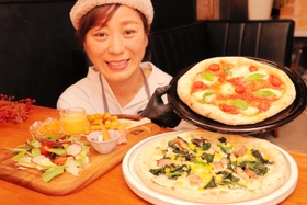 季節の野菜を使った前菜やピザが味わえるランチと店主の宮田知恵子さん＝丹波市春日町野上野