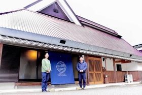 ３月にオープンする築１００年を超える古民家のゲストハウスとオーナーの宮野菜穂美さん（左）と夫の健一さん＝丹波篠山市園田分