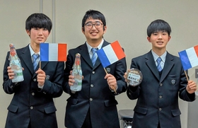 フランスへ派遣される（左から）粟野謙心さん、西田光澄さん、西嶋一惺さん。自校で栽培した米で醸造された日本酒を手土産にする＝篠山東雲高