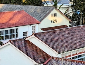 篠山小学校の講堂に残る「２５９４」の数字。城跡を訪れた観光客から時折、学校へ問い合わせがあるという＝丹波篠山市北新町