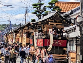 城下町で週末に催された秋祭り。通りに並んだ鉾山を大勢の観光客も観賞した＝２０２２年１０月、丹波篠山市呉服町