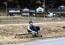 特に高齢化が著しい大芋地区の市野々集落。人口とほぼ同じ数のかかしが来訪者を迎える＝丹波篠山市市野々
