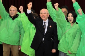 無投票で６選を決め、支援者とガンバローを三唱する酒井隆明市長（中央）＝丹波篠山市大沢２
