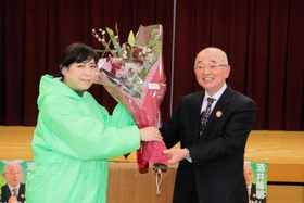 花束を贈られる酒井隆明市長（右）＝丹波篠山市大沢２