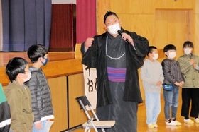 児童の質問に答える千代栄関＝丹波市春日町多利、春日部小学校