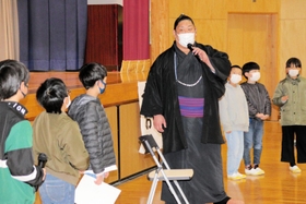 児童の質問に答える千代栄関＝丹波市春日町多利、春日部小学校