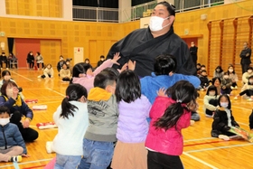 児童の突っ張りによろめく千代栄関＝丹波市春日町多利、春日部小学校