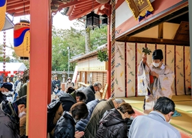 厄除神社で祈祷を受ける参拝者＝柏原八幡宮