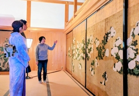 大書院内の障壁画について解説する学芸員（右端）＝篠山城大書院