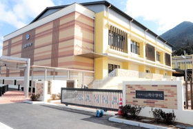 ４月に開校する丹波市立和田、山南両中学校の統合校「山南中学校」の校舎＝丹波市山南町谷川