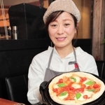 丹波市産の野菜が味わえる特製ピザを提供する店主の宮田知恵子さん＝丹波市春日町野上野