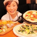 季節の野菜を使った前菜やピザが味わえるランチと店主の宮田知恵子さん＝丹波市春日町野上野