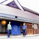 ３月にオープンする築１００年を超える古民家のゲストハウスとオーナーの宮野菜穂美さん（左）と夫の健一さん＝丹波篠山市園田分