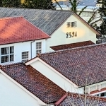 篠山小学校の講堂に残る「２５９４」の数字。城跡を訪れた観光客から時折、学校へ問い合わせがあるという＝丹波篠山市北新町