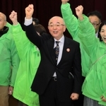無投票で６選を決め、支援者とガンバローを三唱する酒井隆明市長（中央）＝丹波篠山市大沢２