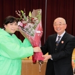花束を贈られる酒井隆明市長（右）＝丹波篠山市大沢２