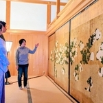 大書院内の障壁画について解説する学芸員（右端）＝篠山城大書院