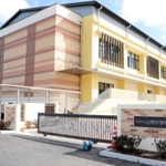 ４月に開校する丹波市立和田、山南両中学校の統合校「山南中学校」の校舎＝丹波市山南町谷川