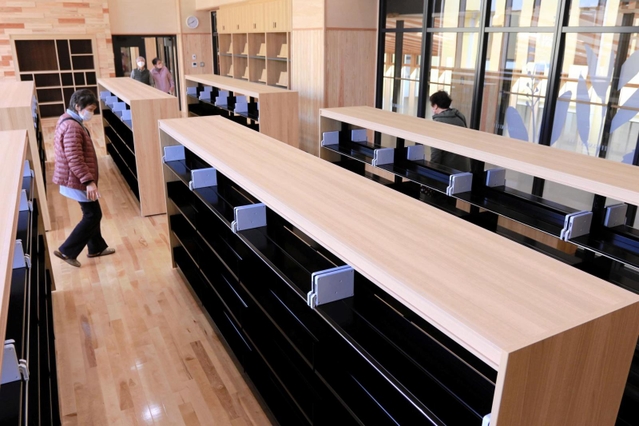 廊下側がガラス張りの図書室。室内は木材がふんだんに使われ温かな雰囲気＝丹波市山南町谷川