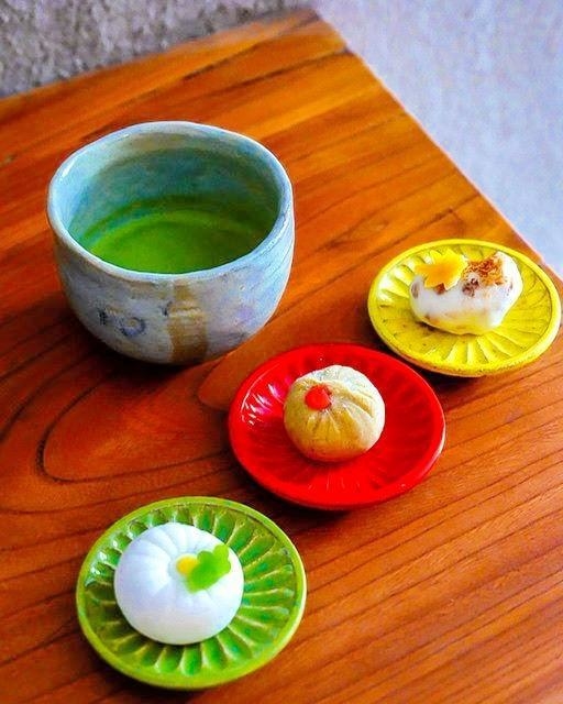 「稲右衛門窯」の陶器で味わえるお抹茶やオリジナルの和菓子＝稲右衛門窯提供