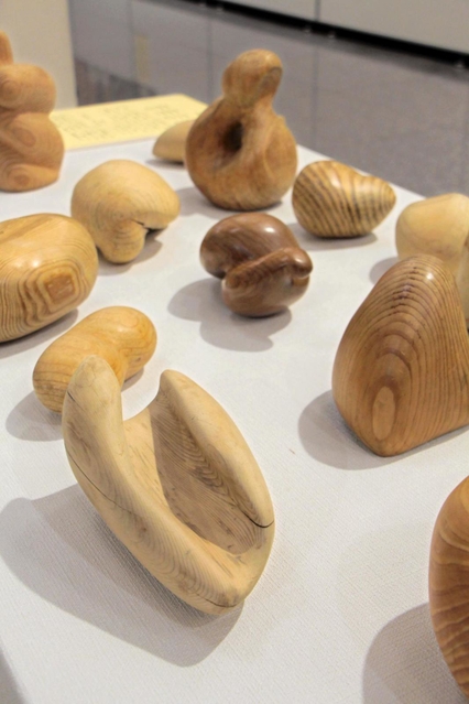 柏原高校の生徒が１９８０年代後半に作った木彫。展示は生徒に返却し損ねた元教諭の荒木孝典さんが作者に返却する機会を設けようと企画した＝丹波市氷上町西中、植野記念美術館