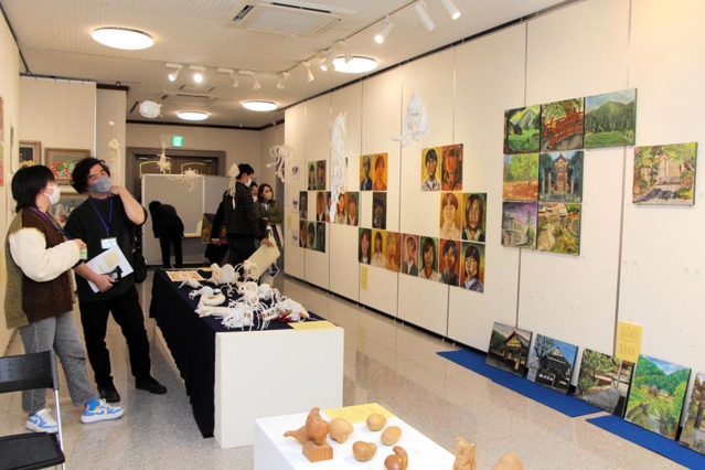 作品が作者に返却され、虫食い状態になった「『Ｘ＋Ｙ＋２』展」の会場＝丹波市氷上町西中、植野記念美術館