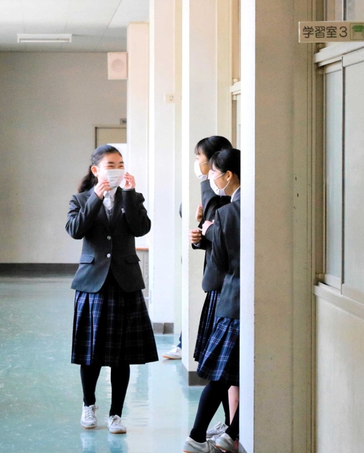 廊下で友達と談笑。生徒たちの日常は春から大きな変化を迎える＝和田中学校