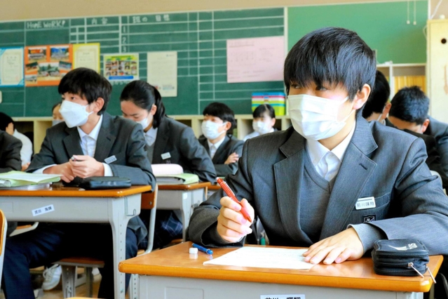 真剣な表情で授業に耳を傾ける生徒たち。統合後は新たな級友と机を並べる＝和田中学校