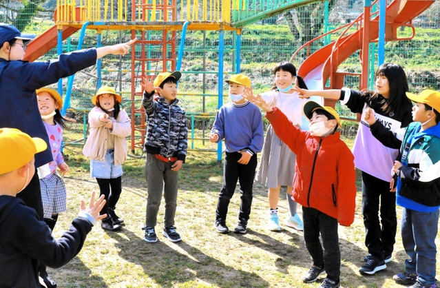 昼休み、鬼ごっこを始めようとじゃんけんをする児童たち。元気なかけ声が校庭に響き渡った＝鴨庄小学校