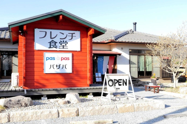 お店の外観。赤いログハウスと大きな看板が目印＝フレンチ食堂パザパ