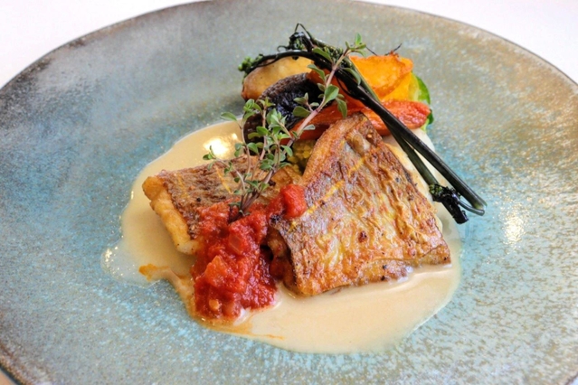 季節の魚を使ったメイン料理＝フレンチ食堂パザパ