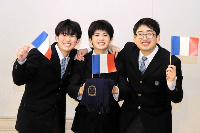 フランスを訪問した（左から）粟野謙心さん、西嶋一惺さん、西田光澄さん＝篠山東雲高校