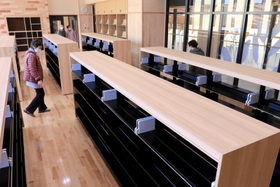 廊下側がガラス張りの図書室。室内は木材がふんだんに使われ温かな雰囲気＝丹波市山南町谷川